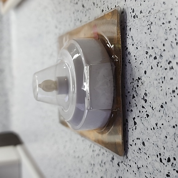 Beautiful large led tealights, 3 AAA batteries included. Set of 2 - Picture 4 of 4